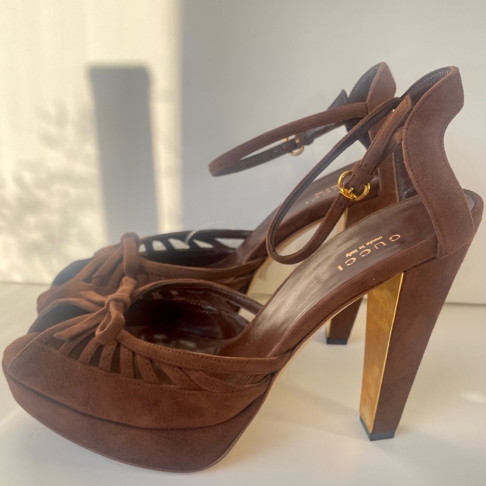 GUCCI. NEVER WORN Suede Platform Sand Pelle
New Chocolate Sandal Size 36.5